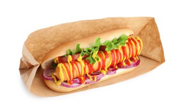 Sebzeli, hardallı ve ketçaplı leziz sosisli sandviç.