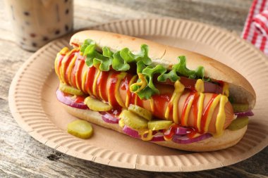 Sebzeli, hardallı ve ketçaplı lezzetli bir sosisli sandviç.