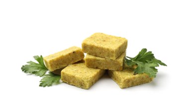 Aromatik bulyon küpleri ve maydanozlar beyaz üzerine izole edilmiş.