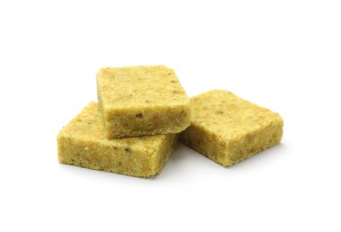 Beyaz üzerine izole edilmiş üç aromatik bulut kübü.