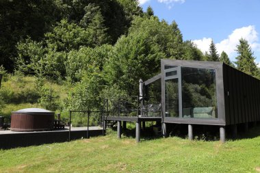 Lüks oteldeki ormanın yakınındaki ahşap kulübe.