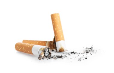 Sigara izmaritleri ve beyaz küller.