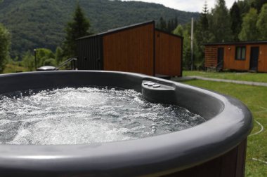 Lüks dağlarda sıcak suyla dolu küvet, yakın çekim.