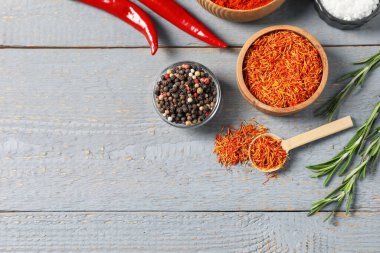 Gri ahşap masadaki farklı aromatik baharatlar. Metin için boşluk