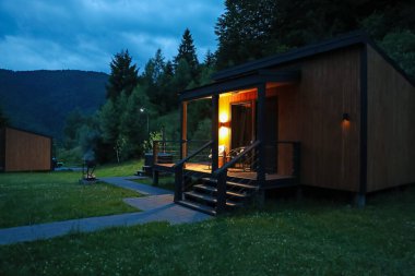 Geceleri dağlardaki lüks otelin resimli görüntüsü.