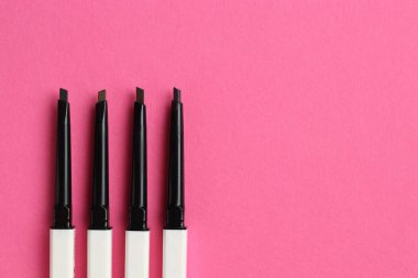 Açık pembe arka planda kaş kalemi kıvır, düz yat. Metin için boşluk