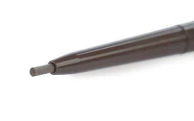 Bir bükülmüş kahverengi kaş kalemi beyaza izole edilmiş.