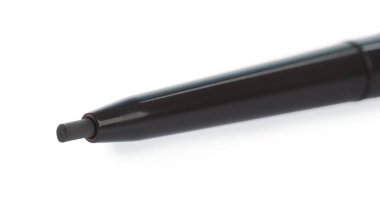 Bir bükülmüş kahverengi kaş kalemi beyaza izole edilmiş.