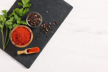 Beyaz mermer masada değişik aromatik baharatlar, üst manzara. Metin için boşluk