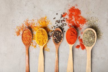 Gri desenli masa üzerinde farklı aromatik baharatlar.