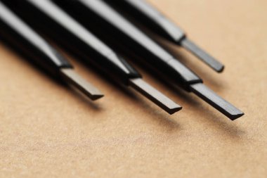 Kahverengi arka planda otomatik kaş kalemleri, makro görünüm