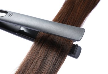 Düz, kahverengi saçlı kilit beyaza izole edilmiş.