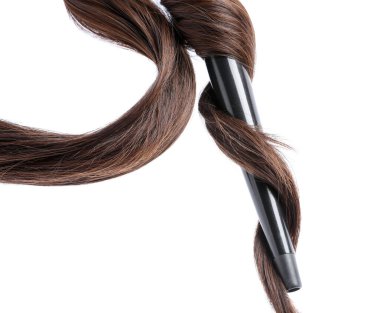 Saç maşası ve kahverengi saç kilidi beyaza izole edilmiş.