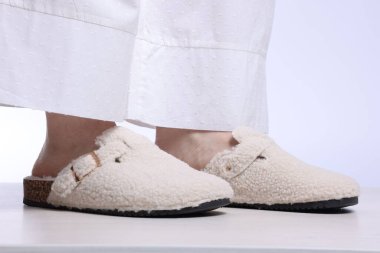 Hafif terlikli kadın beyaz arka plana karşı, yakın plan.