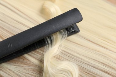 Modern düz ütü, parlak sarı saçlar, yakın çekim.