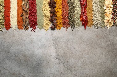 Gri masada bir sürü farklı baharat var. Metin için boşluk