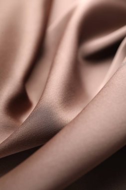 Arkaplan olarak buruşuk açık kahverengi ipek kumaş, yakın plan