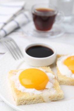 Lezzetli kaya tostları ve yarım haşlanmış yumurtalar, yakın plan. Geleneksel Asya kahvaltısı