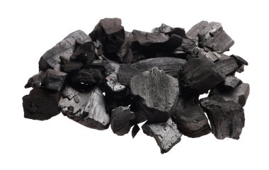 Siyah kömür parçaları beyaza izole edilmiş.