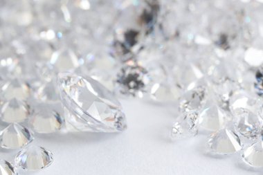 Işıklı arka planda pek çok parlak elmas, yakın plan