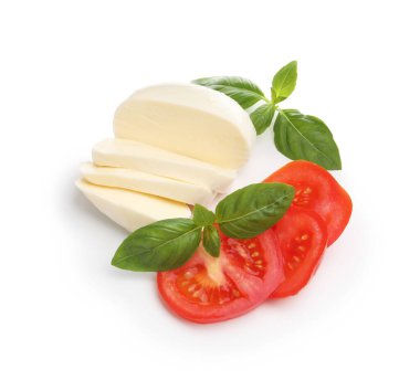 Lezzetli mozzarella peyniri, domates ve fesleğen beyaza izole edilmiş.