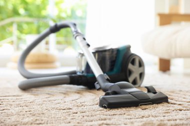 Evin zemininde bir elektrikli süpürge var. Ev aletleri