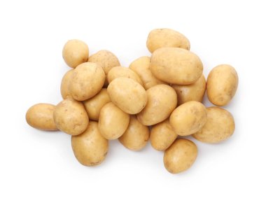 Birçok taze çiğ patates beyaz manzarada izole edilmiş.