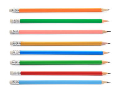 Beyaza izole edilmiş farklı grafit kalemler.