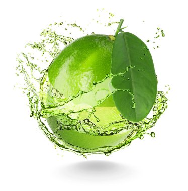 Taze kireç kesimi ve beyaz arka planda bir damla içki.