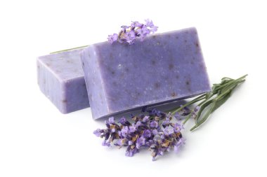 Sabun barları ve lavanta çiçekleri beyaza izole edilmiş.