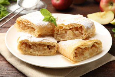 Lezzetli elmalı turta, pudra şekeri ve nane şekerli, ahşap masa, yakın plan.