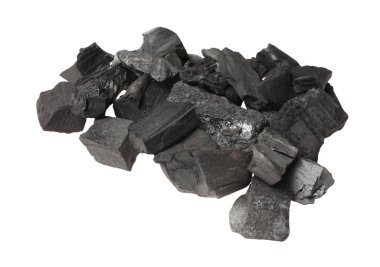 Siyah kömür parçaları beyaza izole edilmiş.