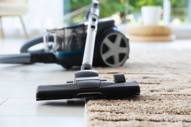 Bir elektrikli süpürge içeride, yakın plan.