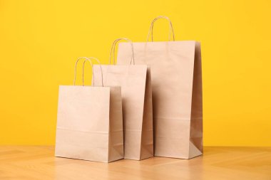 Tahta masada turuncu arka planda kese kağıdı var.