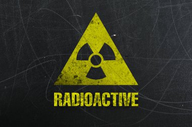 Siyah yüzeyde sarı radyoaktif işaretler var. Radyolojik kirlilik