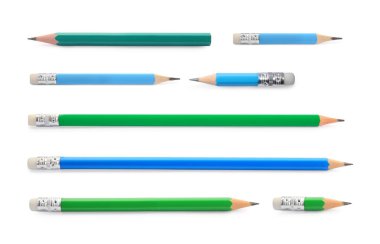 Beyaza izole edilmiş farklı grafit kalemler.