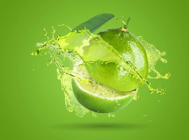 Taze kireç kesimi ve yeşil arka planda bir tutam içki.