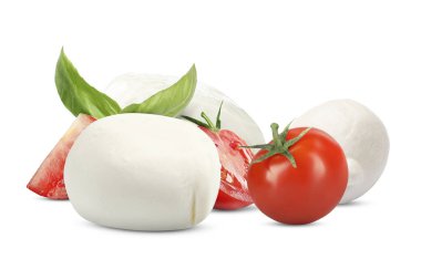 Taze mozzarella, domates ve fesleğen beyaza izole edilmiş.