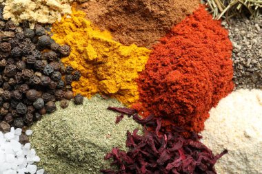 Arka plan olarak birçok farklı baharat, üst görünüm