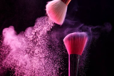 Siyah arka planda pembe göz farlı makyaj fırçaları, yakın plan. Metin için boşluk