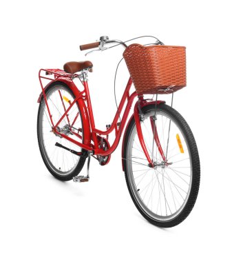 Beyaz arka planda sepeti olan bir bisiklet.