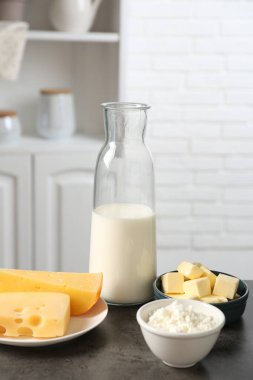 Mutfaktaki gri desenli masada farklı süt ürünleri.