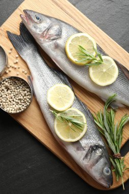 Siyah masadaki baharatlı taze çiğ deniz kabuğu. Balık ve deniz ürünleri lezzetleri