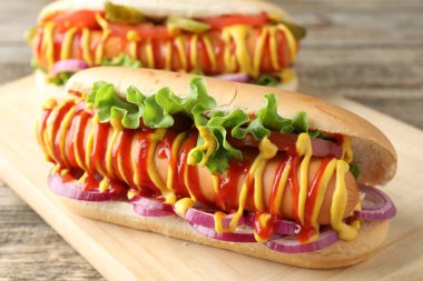 Sebzeli, hardallı ve ketçaplı lezzetli sosisliler.