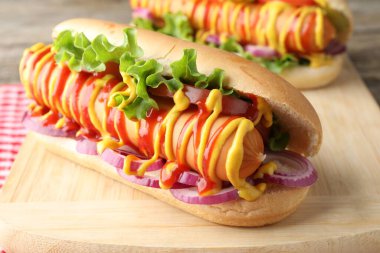 Sebzeli, hardallı ve ketçaplı lezzetli sosisliler, yakın plan.