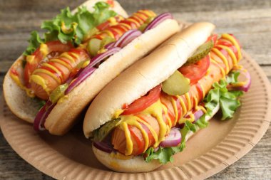 Sebzeli, hardallı ve ketçaplı lezzetli sosisliler.