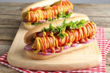 Sebzeli, hardallı ve ketçaplı lezzetli sosisliler.