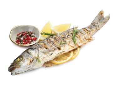 Beyaza izole edilmiş baharatlı kızarmış deniz kabuğu balığı. Ev yapımı deniz ürünleri yemeği.