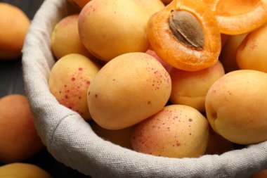 Masada taze kayısılar var, yakın plan.