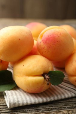 Tahta masada taze olgun kayısılar, yakın plan.